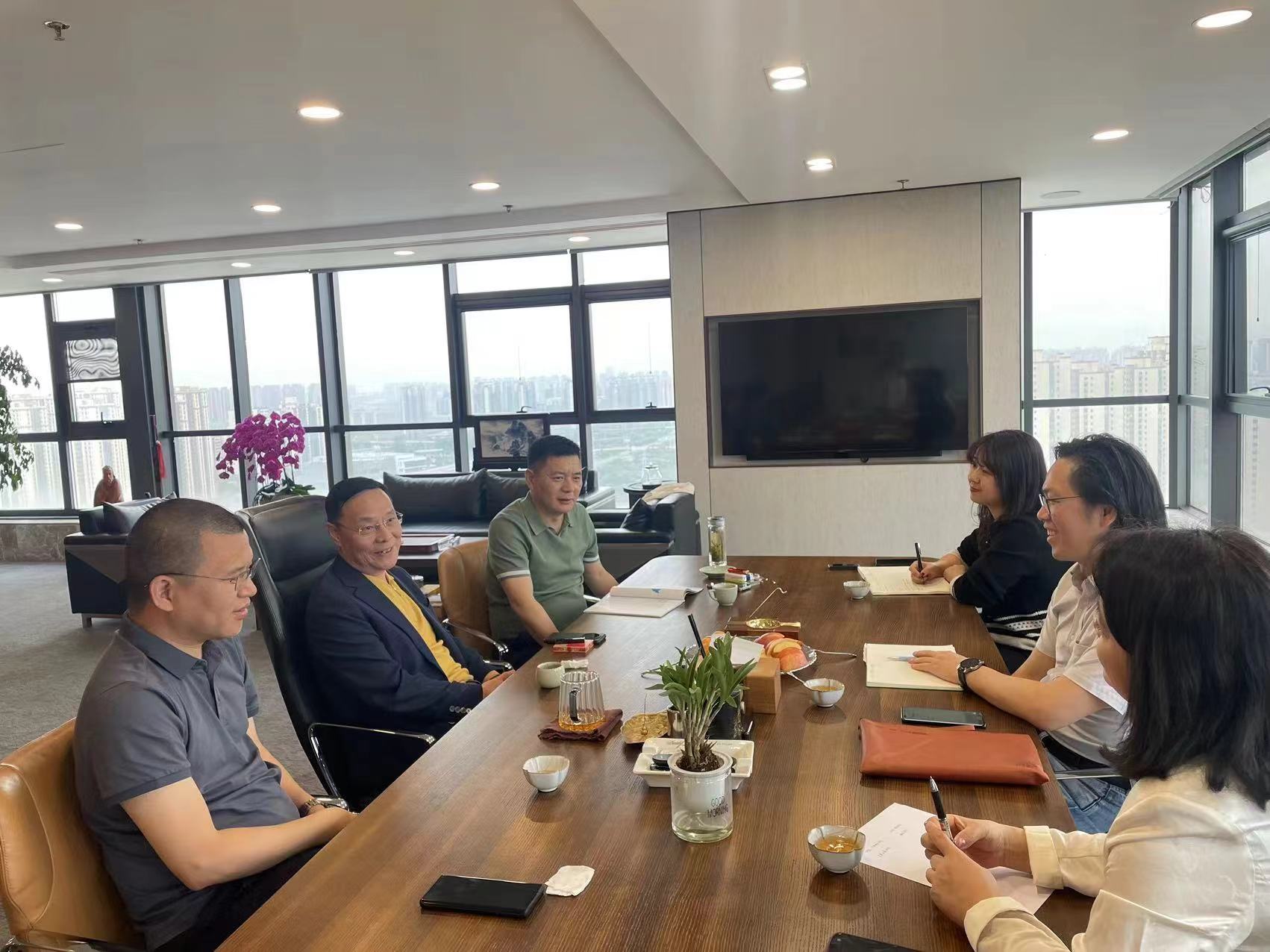 4.27上午， 浙江浙商传媒有限公司董事长、《浙商》杂志总编辑冯永明，《浙商》杂志大生态圈服务中心主任赵丽丽，记者张恒一行人员到陕西华鼎集团 (1).jpg