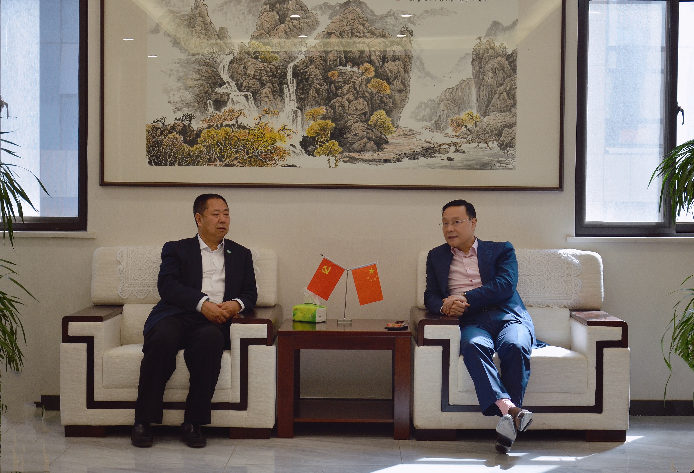 林会长和王彰会长合影.jpg